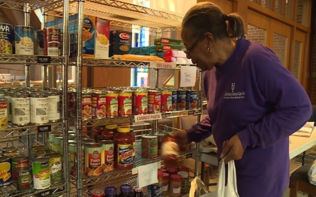 Food pantry in Chicago feeds seniors   